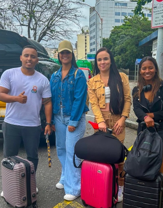 Grupo de passageiros com malas na cidade
