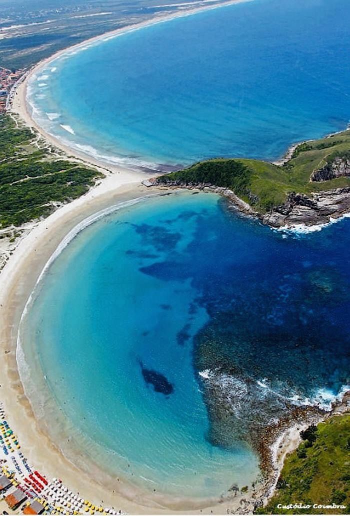 Vista aérea da praia de areia branca e do mar azul em Cabo Frio
