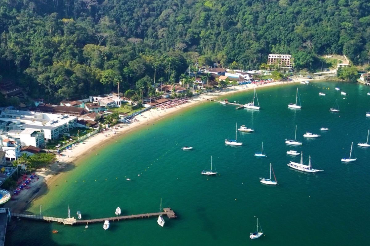 Vista aérea da baía de Angra dos Reis com várias embarcações